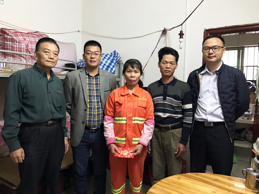 關心關愛環(huán)衛(wèi)工人，公司領導節(jié)日送祝福